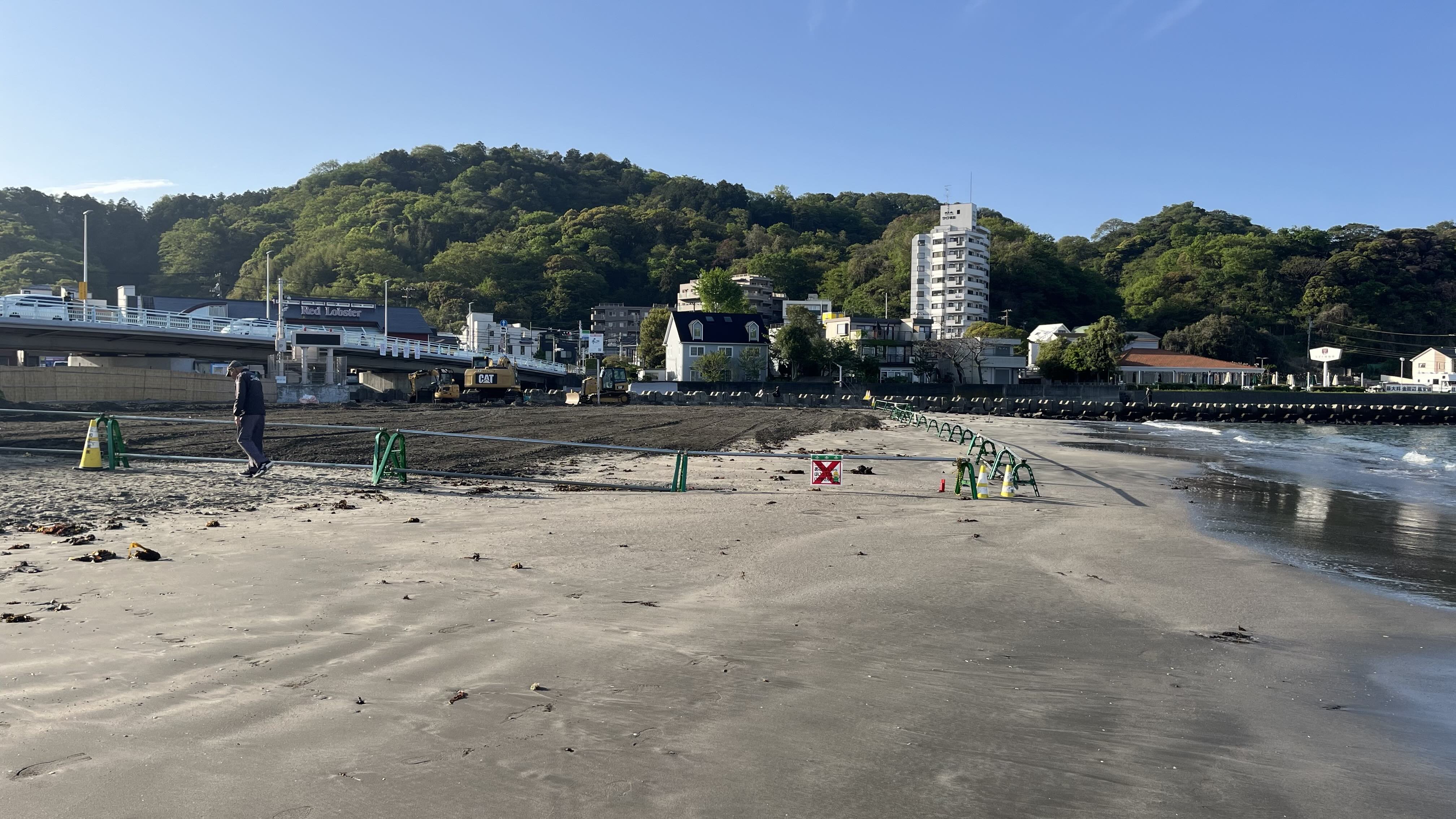 逗子海岸砂浜整備工事中