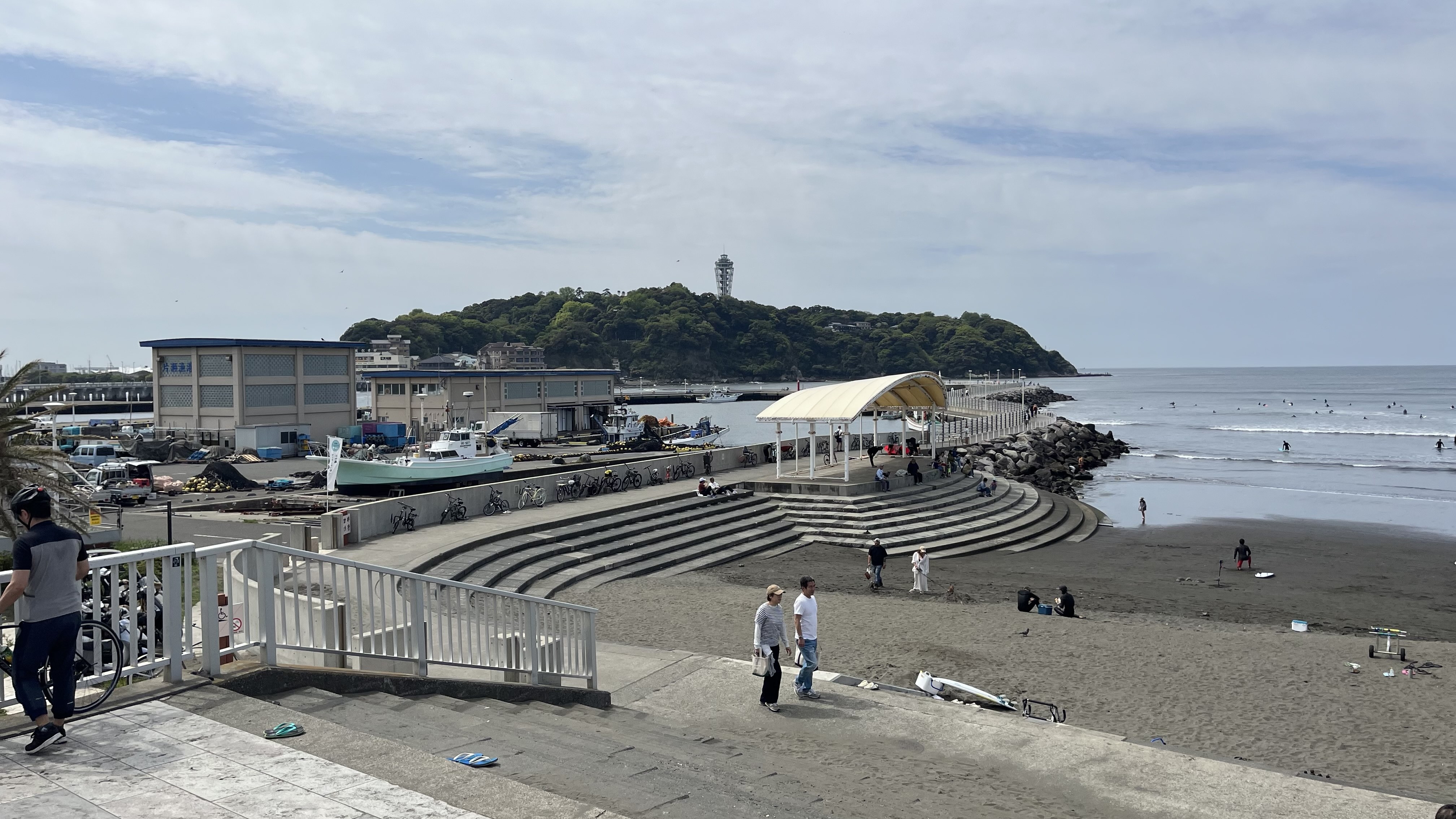 片瀬西浜から江ノ島を望む