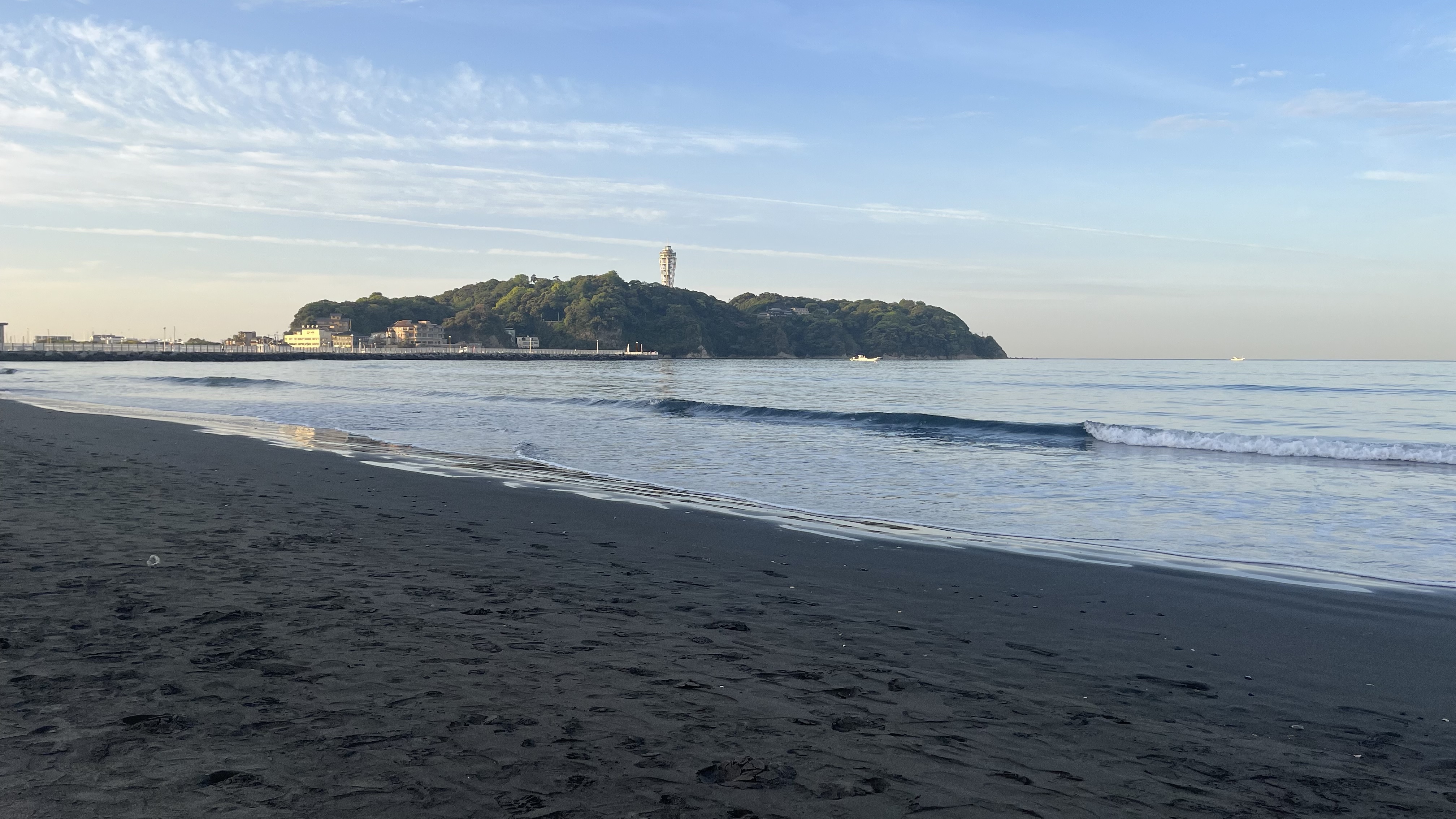 【片瀬西浜・投げ釣りレポート】平日朝活でシロギス初キャッチ！江ノ島を望む湘南の砂浜で春の釣りを満喫